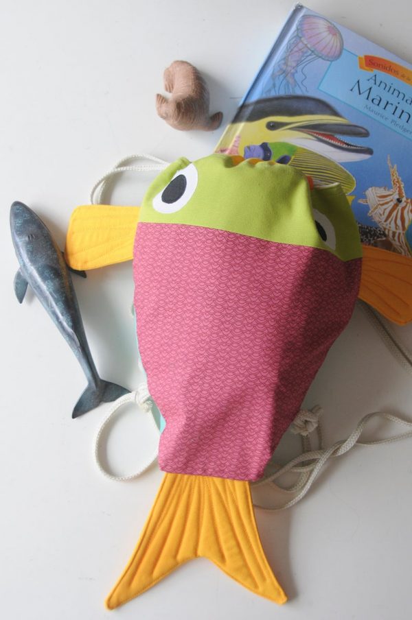 mochila en forma de pez echa en Canarias