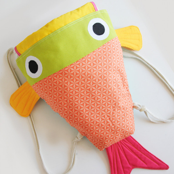 chicharro mochila en forma de pez